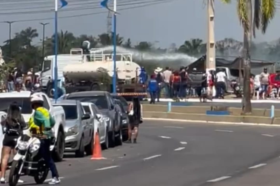 Carro pipa apaga fogo em barraca na Via Chico Mendes durante a cavalgada